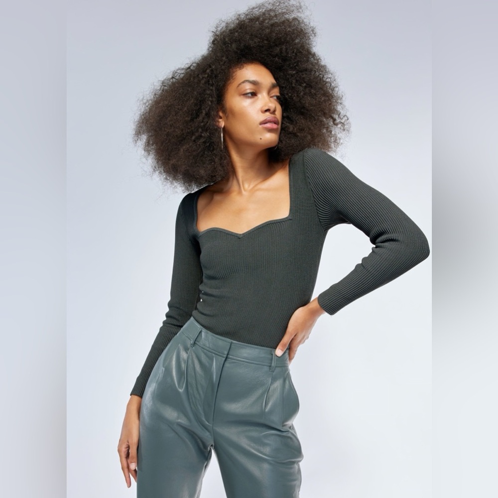 Aritzia Babaton Sculpt Knit Sweetheart Long Sleeve Top Size M - Picture 3 of 10